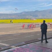 marokko-dropzone-uitzicht-met-landingen-en-atlasgebergte