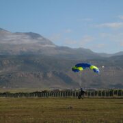 marokko-parachute-landing-met-atlasgebergte-op-achtergrond