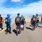 marokko-skydivers-lopen-naar-vliegtuig-startbaan