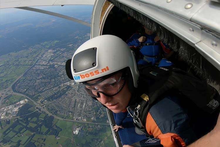 Cursist van Airboss in de deuropening van het vliegtuig, klaar voor zijn sprong