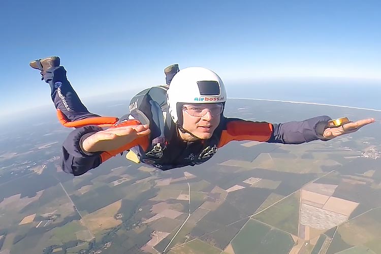 Parachutespringer tijdens AFF-cursus in vrije val boven Frankrijk