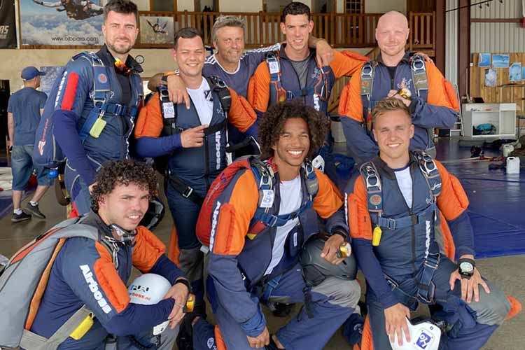 Groep Airboss cursisten in skydive-uitrusting vlak voor hun eerste sprong