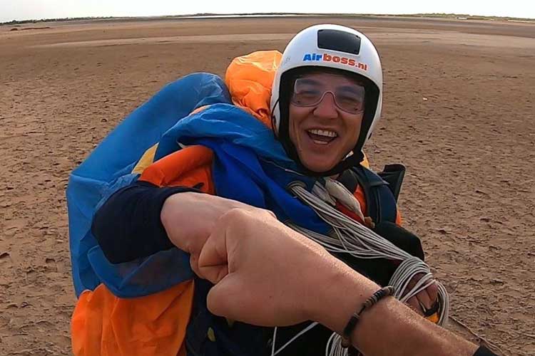 Eerste sprong van een Airboss-cursist tijdens het leren skydiven