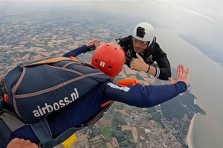 Skydiving in Royan – AFF instructor guiding a student during freefall above the Atlantic coast