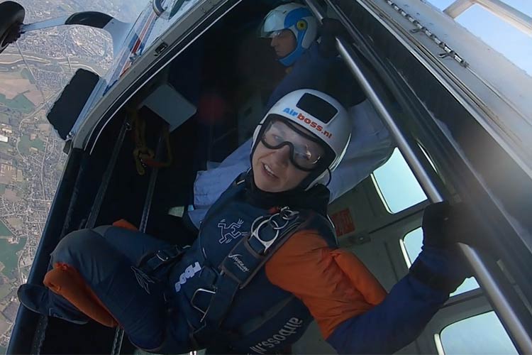 Skydiven bij Airboss – vlak voor de sprong tijdens een AFF-opleiding, met adrenaline en focus in zijn blik
