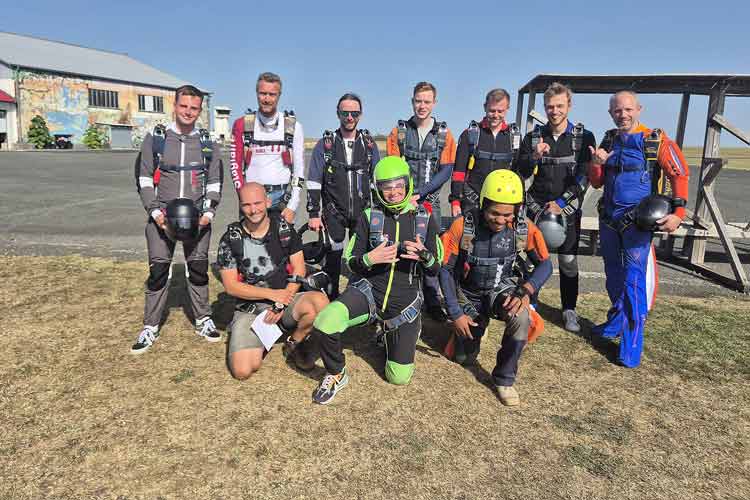 Groepsfoto van Airboss skydivers – beginners en gevorderden – tijdens Dutch Week in Royan
