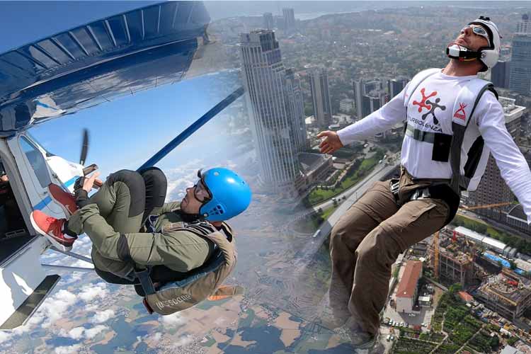 Basejumpen vs skydiven: links een skydiver uit een vliegtuig, rechts een basejumper vanaf een gebouw boven de stad.