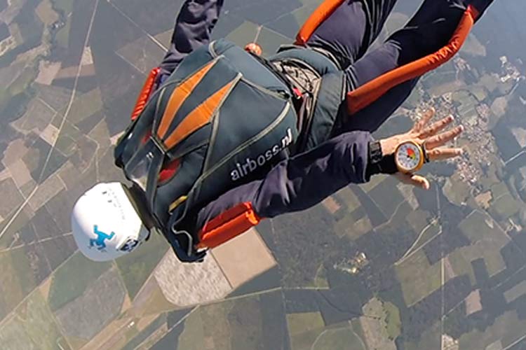 Cursist in actie tijdens een AFF-sprong AFF-cursist in vrije val met Airboss-rig boven het Marokkaanse landschap