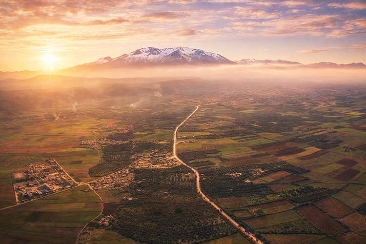 Zonsondergang boven Beni Mellal en het Atlasgebergte Uitzicht op Beni Mellal met zonsondergang en het Atlasgebergte op de achtergrond