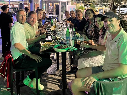 Skydiveweek Royan – gezamenlijk diner in de stad Groep deelnemers en begeleiders van Airboss aan tafel tijdens een gezamenlijk diner in Royan.