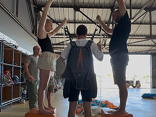 Skydiveweek Royan – harnas- en stuurtraining in de hangar Deelnemers oefenen stuur- en harnasvaardigheden in de hangar tijdens de skydiveweek in Royan.