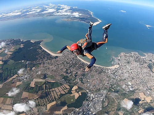 Skydiveweek Royan – vrije val boven de Atlantische kust Skydiver in vrije val boven Royan met uitzicht op de Atlantische kust en de stranden.
