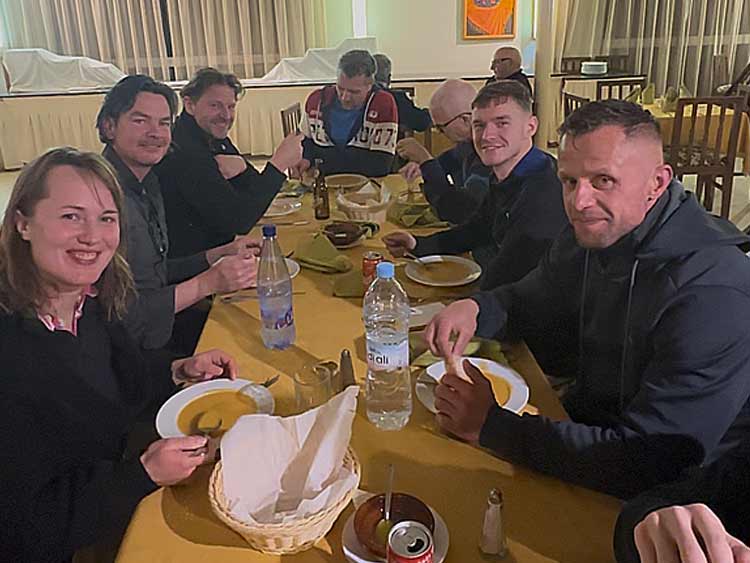 Avondeten met de groep Airboss-deelnemers aan tafel tijdens het avondeten in Marokko na een dag skydiven.