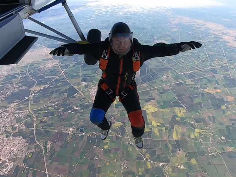 Exit boven Marokko Skydiver maakt de exit uit het vliegtuig boven het landschap van Beni Mellal, Marokko.