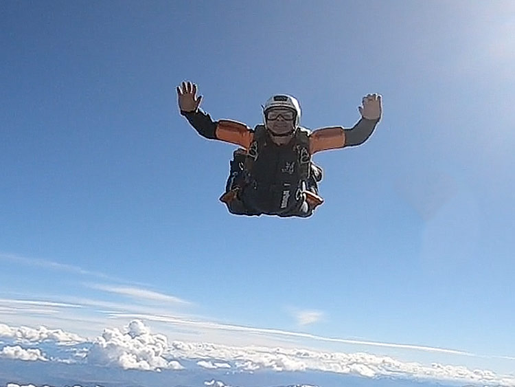 Vrije val boven de Atlas Skydiver in vrije val boven de Atlas tijdens een skydive in Marokko.